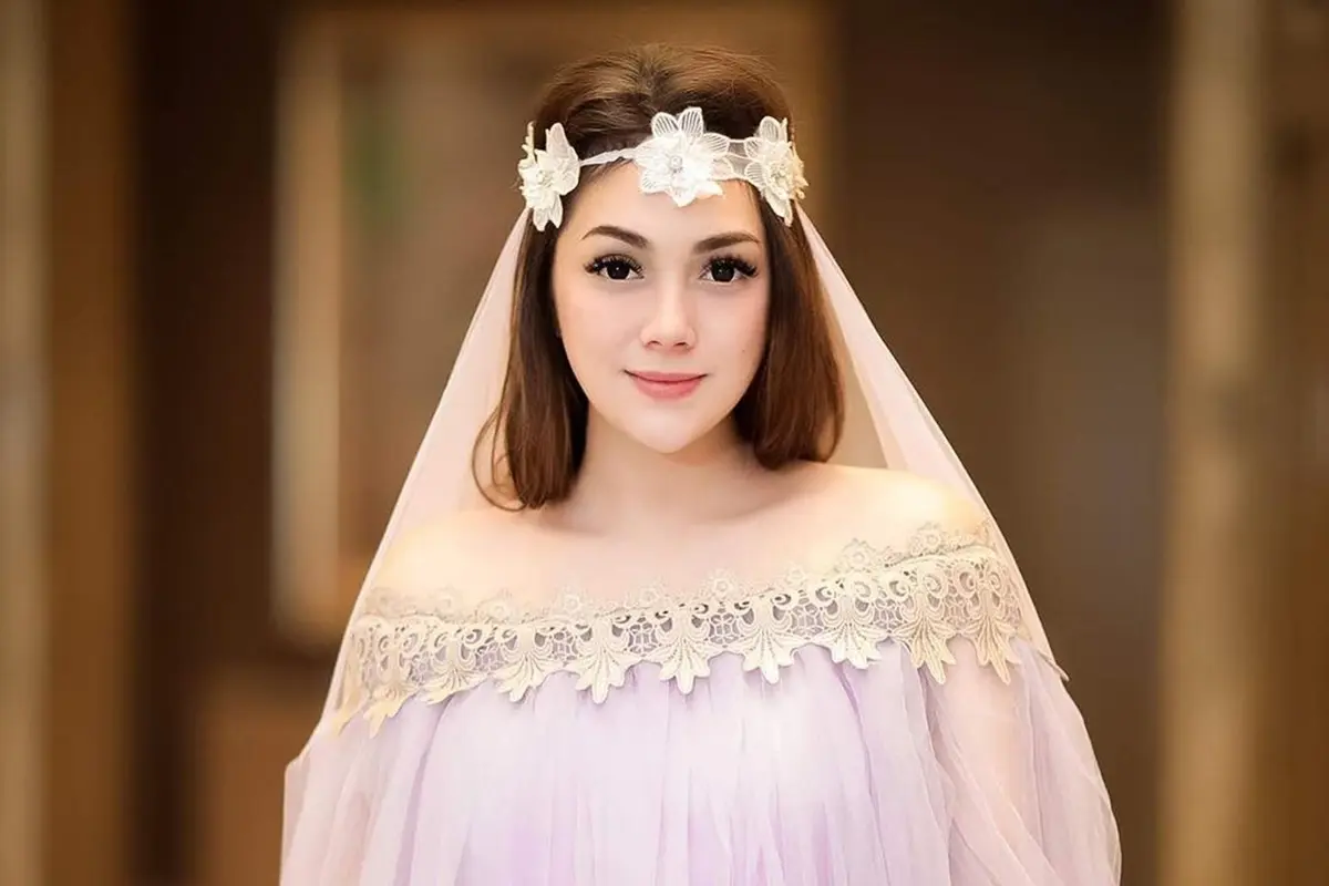 FOTO: Gaya Celine Evangelista Pakai Outfit Off-Shoulder, Tampil Bak ABG