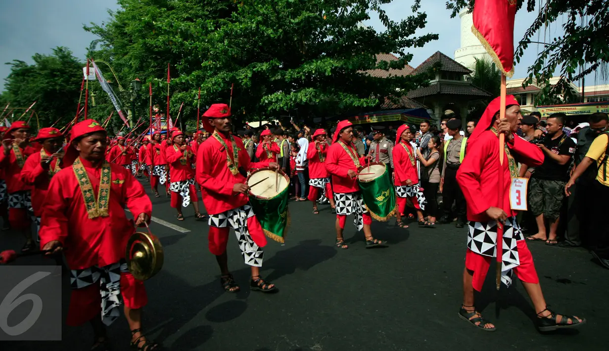 Sejumlah prajurit Pakualaman mengikuti pawai budaya nusantara  sebagai upaya mendukung gerakan pencegahan paham radikal terorisme dan ISIS di Maliboro, Yogyakarta, (29/10/2015). Acara ini digelar Badan Nasional Penanggulangan Terorisme. (Boy T Harjanto)
