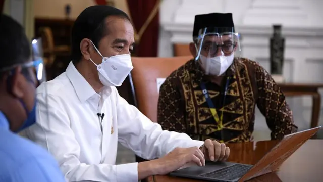 Presiden Jokowi melaporkan SPT Tahunan melalui aplikasi daring e-filling, di Istana Merdeka, Jakarta, Rabu (03/03/2021). (Foto: Biro Pers Setpres/Lukas)