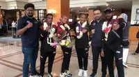 Atleti kickboxing peraih emas di SEA Games 2021 disambut saat kembali ke Indonesia