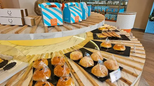 Display Roti di La Joie Bakery Cafe