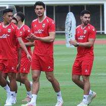 Elkan Baggott yang sempat lama absen dari skuad Garuda, tampak mengikuti latihan bersama rekan-rekannya. Tampak dalam foto, pemain Timnas Indonesia, Elkan Baggott (tengah) saat mengikuti sesi latihan perdana di Lapangan Stadion Madya, Kompleks Gelora Bung Karno, Senayan, Jakarta, Selasa (24/3/2026). (Bola.com/M Iqbal Ichsan)