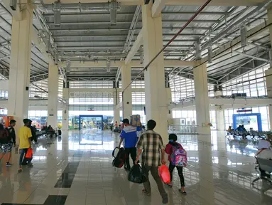 Para penumpang menunggu keberangkatan di terminal terpadu Pulo Gebang, Jakarta, Selasa (27/12). Perbaikan fasilitas di Terminal Pulogebang, Jakarta Timur hingga kini sudah mencapai 90 persen. (Liputan6.com/Angga Yuniar)