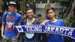 Gaya bobotoh Persib Bandung yang tergabung dalam Viking Jakarta saat berkumpul di Polda Metro Jaya, Jakarta, Minggu (18/10/2015). (Bola.com/Vitalis Yogi Trisna)