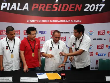 Ketua Umum PSSI, Edy Rahmayadi (kedua kanan) bersama Ketua SC, Maruarar Sirait (kanan) menunjukkan nota kerjasama dengan PWC usai penandatangan di Stadion Maguwoharjo, Sleman, Sabtu (4/2). (Liputan6.com/Helmi Fithriansyah)