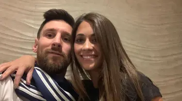 Leo Messi memiliki seorang istri cantik bernama Antonella Rocuzzo. Antonella merupakan cinta masa kecil Messi yang nyatanya kini menjadi belahan jiwa Messi. Hubungan rumah tangga keduanya selalu harmonis. (Liputan6.com/IG/leomessi)