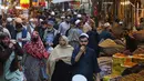 Selain membersihkan masjid, Umat muslim di Peshawar, Pakistan, juga memenuhi pasar untuk berbelanja kebutuhan selama Ramadan. Tampak dalam foto, orang-orang mengunjungi pasar untuk membeli barang-barang sebagai persiapan bulan puasa Ramadan yang akan datang, di Peshawar, Pakistan, Senin, 16 Februari 2026. (AP Photo/Muhammad Sajjad)