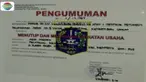 Di klinik spesialis jantung bernama Abdi Medika ini petugas mencopot plang praktek dan menempelkan stiker segel.
