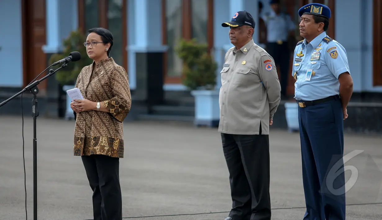 Menteri Luar Negeri Retno Marsudi (kiri) memberikan pidato pelepasan rombongan "Indonesia Peduli Nepal", Jakarta, Rabu (29/4/2015). Dalam rombongan pertama ini Indonesia mengirim 66 personel. (Liputan6.com/Faizal Fanani) 