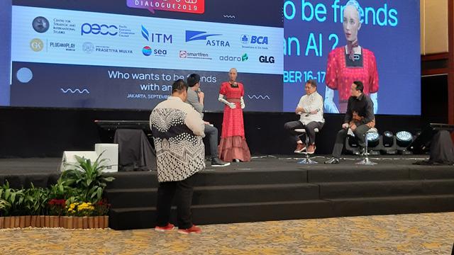 Menkominfo Rudiantara berbincang dengan robot Sophia