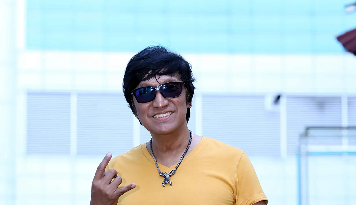 "Di atas jam 12 itu nggak nyaman buat perempuan di Jakarta. Ini khawatir. Jadi kalau mereka belum pulang di atas jam 12, saya tungguin sampai satu jam, dua jam, saya tungguin anak pulang selamat," tutur suami Marissa Haque. (Nurwahyunan/Bintang.com)