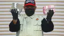 Petugas menunjukkan barang bukti uang hasil OTT Bupati Lombok Barat Lalu Ahmad Zaini di Gedung Merah Putih KPK, Jakarta, Selasa (21/7/2026). (KLY/Arie Basuki)