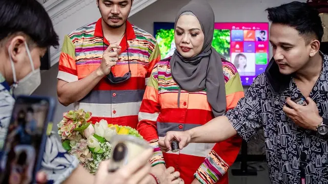 7 Momen Kejutan Ultah Suami Elly Sugigi, Gelar Pesta Piyama