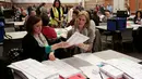 Petugas Oakland County menghitung ulang surat suara pemilihan Presiden AS di Waterford Township, Michigan, Amerika Serikat (5/12). Permintaan untuk menghitung ulang suara juga di serukan dari kubu Hillary Clinton. (Reuters/Rebecca Cook)