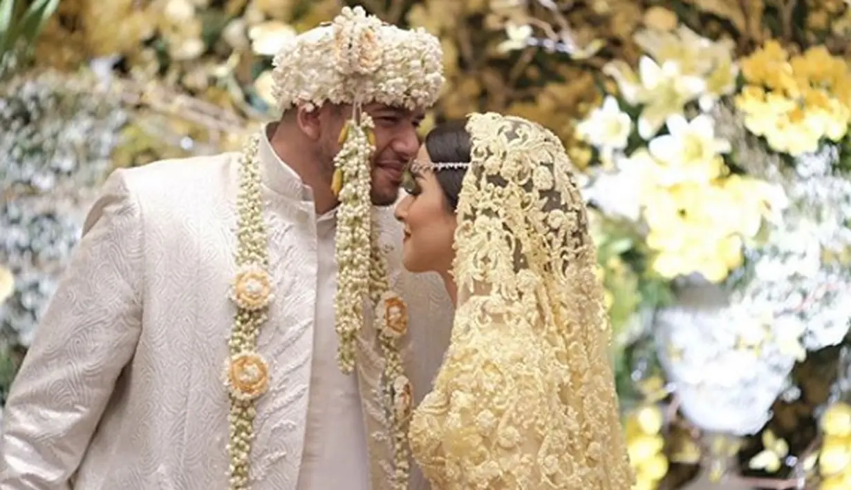 Ahmad Assegaf berpose dengan mencium selebgram Tasya Farasya usai prosesi akad nikah. Pernikahan keduanya dilangsungkan pada hari Sabtu, 17 Februari 2018. (Instagram/tasyafarasya)