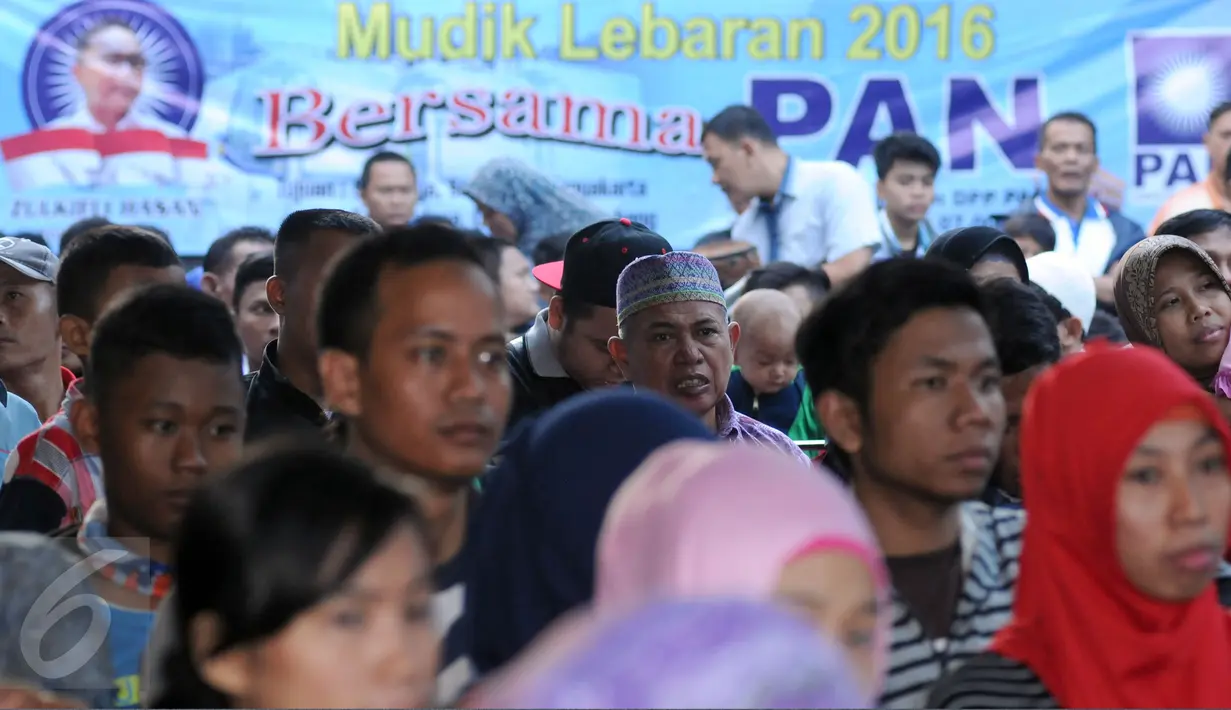 Sejumlah pemudik bersiap mengikuti mudik gratis dari Kantor DPP PAN, Jakarta, Sabtu (2/7).  Tujuan mudik gratis kali ini ke enam kota, yakni Palembang, Lampung Tasikmalaya, Surabaya, Semarang dan Yogyakarta. (Liputan6.com/Helmi Fithriansyah)