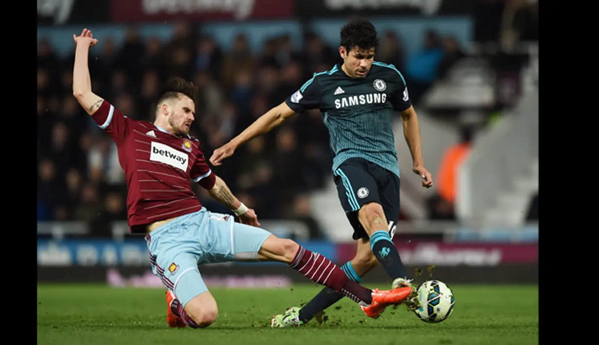 Pemain depan Chelsea, Diego Costa berusaha melawati bek West ham Carl Jenkinson saat Laga Liga Premier Inggris di Stadion Boleyn Ground, Inggris, Rabu (4/3/2015). Chelsea menang 1-0 atas West ham. (Reuters/Tony O'Brien) 