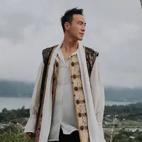 Baru-baru ini, Daniel Mananta tampil gagah dengan memakai kostum khas seorang bajak laut fiksi sekaligus tokoh utama film trilogi film Pirates of the Caribbean, Jack Sparrow. Penampilannya itu ia bagikan lewat Instagram pribadinya. Tak lama, unggahan tersebut banjir pujian dari warganet. (Liputan6.com/IG/@vjdaniel)