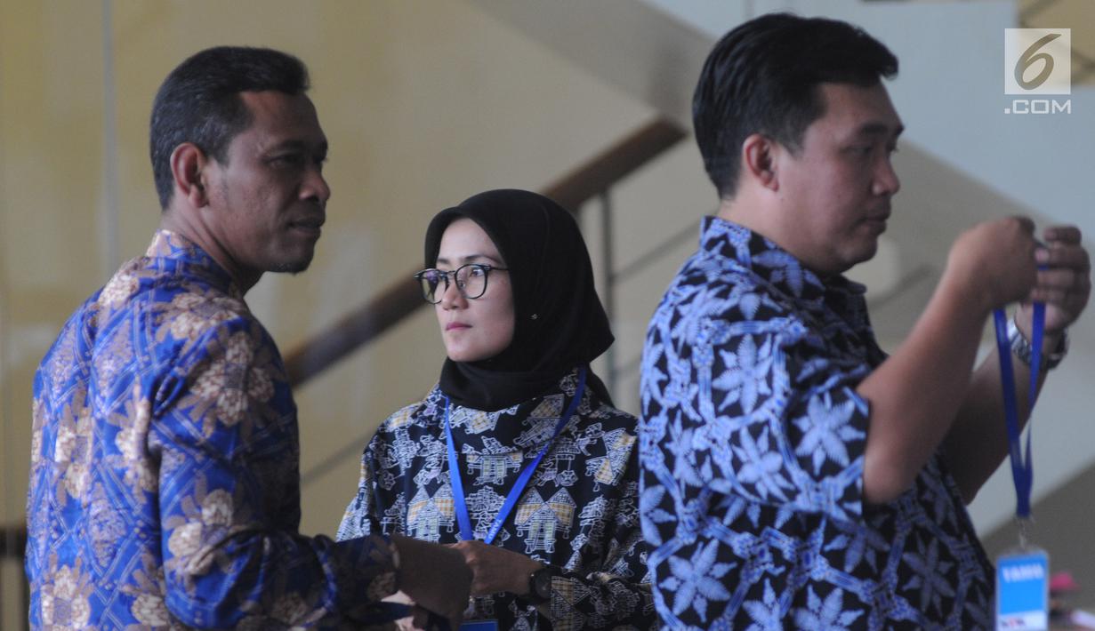 Bupati Lebak Iti Octavia Jayabaya (tengah) saat mendatangi Gedung KPK di Jakarta, Kamis (15/11). Iti berkonsultasi mengenai pencegahan korupsi di Lebak. (Merdeka.com/Dwi Narwoko)