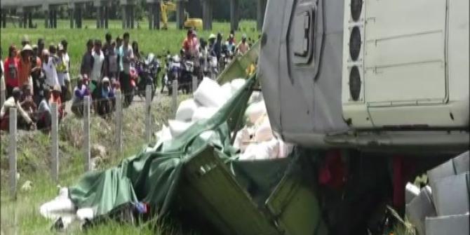 Bus Sarat Penumpang Tabrak Truk di Tol Trans Jawa, 3 Orang Tewas