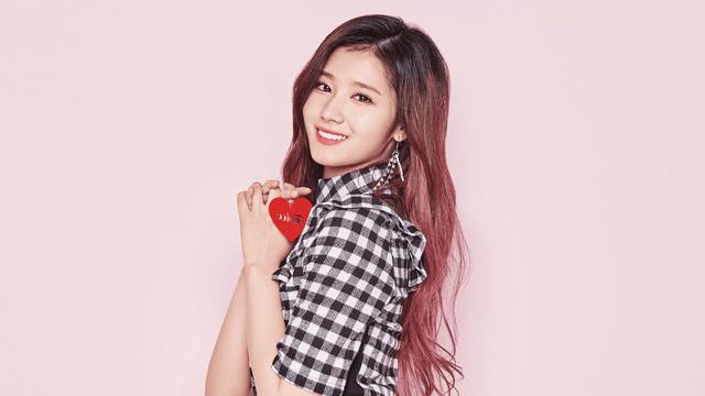 Konser di Indonesia, Sana Twice Kenakan Ikat Kepala Khas ...