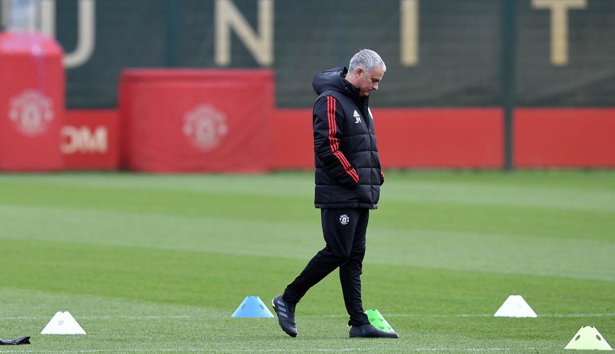 Pelatih Manchester United, Jose Mourinho, usai memimpin latihan di kompleks latihan dekat Carrington, Manchester, Selasa (21/11/2017). MU akan melawan Basel pada lanjutan Liga Champions. (AFP/Paul Ellis)