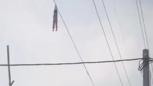 Nadin tergantung di kabel sutet setinggi 15 meter.