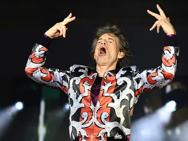 Vokalis The Rolling Stones, Mick Jagger saat tampil dalam konser bertajuk No Filter di The Velodrome Stadium, Marseille, Prancis, Selasa (26/6). (AFP PHOTO / Boris Horvat)