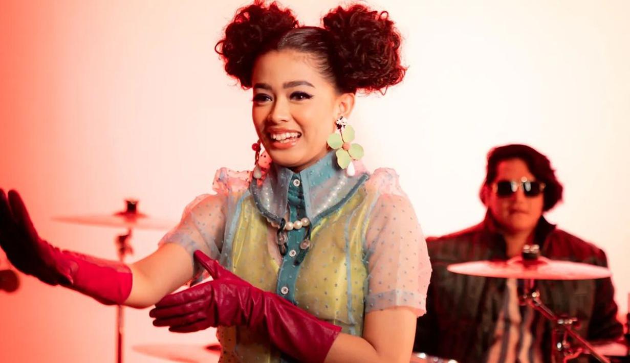 Melalui akun Instagram, Aqeela Calista juga mengunggah beberapa momen saat menjalani syuting video klip. Bahkan, kebersamaannya dengan anggota band J-Rock juga tak luput dari sorotan. (Liputan6.com/IG/@aqeelacalista)