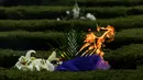 Uang kertas dibakar di samping kuburan di sebuah pemakaman jelang festival tahunan Qingming (Cheng Beng) di Shanghai, Minggu (3/4). Festival ini merupakan hari ziarah kubur ditandai dengan mengunjungi dan membersihkan kuburan leluhur (Johannes EISELE/AFP)