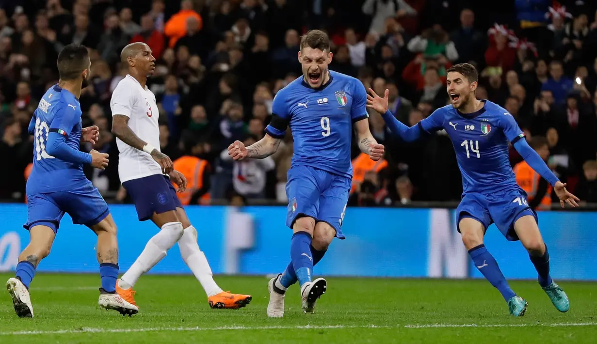 Pemain timnas Italia, Lorenzo Insigne berselebrasi dengan Andrea Belotti dan Jorginho setelah mencetak gol ke gawang Inggris dalam laga persahabatan di Stadion Wembley, Rabu (28/3). Italia menahan imbang Inggris 1-1. (AP Photo/Alastair Grant)