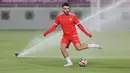 <p>Gelandang Maroko, Ilias Chair menendang bola saat mengikuti sesi latihan jelang menghadapi Prancsi di babak semifinal Piala Dunia 2022 di Stadion Al Duhail SC di Doha pada 13 Desember 2022. Berdasarkan rekor empat pertemuan terakhir, Prancis masih lebih diunggulkan daripada Maroko. (AFP/Karim Jaafar)</p>