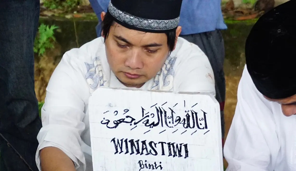 Sehari menjelang tampil bersama bandnya, Sheila On 7, di We The Fest 2016, Brian tengah dirundung duka. Sang ibunda dari drummer band Sheila On 7  itu menghembuskan napas teakhirnya. (Syaiful Bahri/Bintang.com)