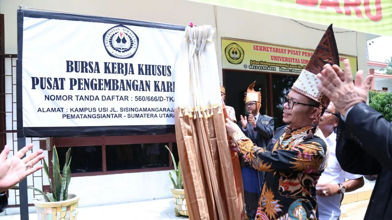 Menteri Ketenagakerjaan (Menaker) M. Hanif Dhakiri meresmikan bursa kerja dan pusat pengembangan karir Universitas Simalungun (USI) pada Kamis (28/9/2017).