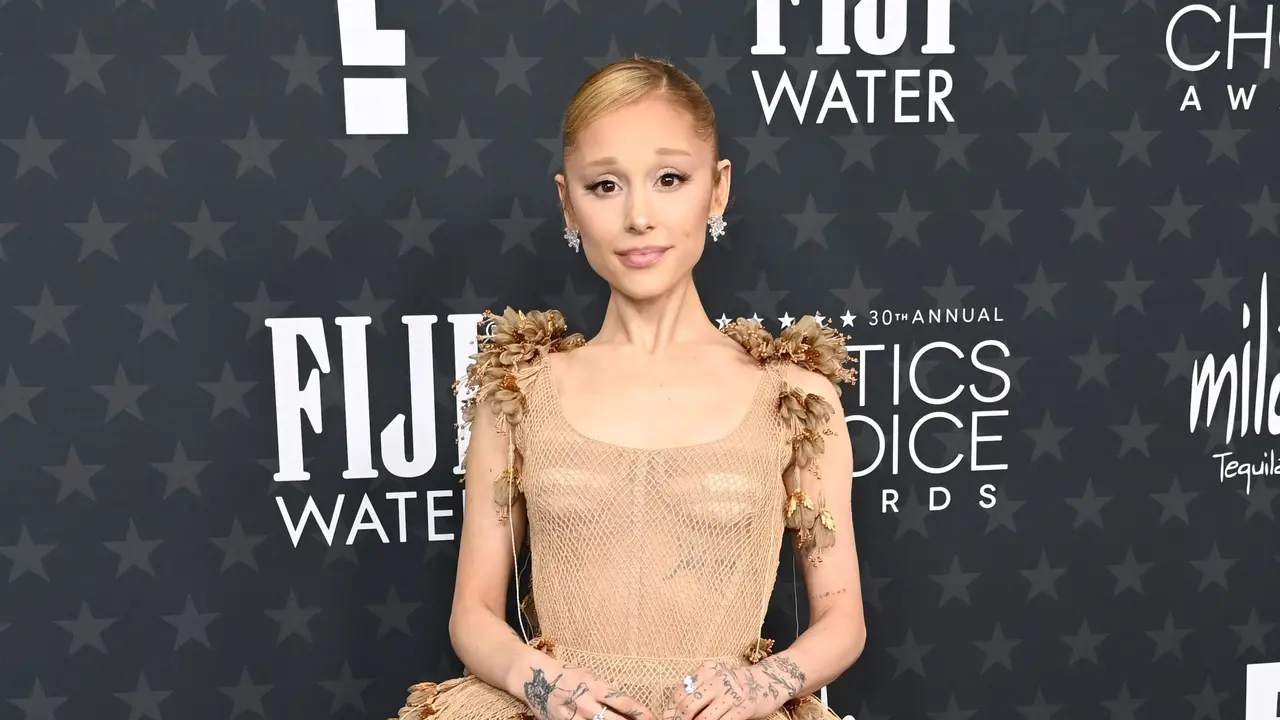 Tampilan Dramatis Ariana Grande di Critics Choice Awards 2025, Kenakan Gaun Dior yang Dibuat Selama 3.800 Jam