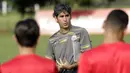 Pelatih Persija Jakarta, Stefano Cugurra Teco, memberikan arahan kepada anak asuhnya saat sesi latihan jelang laga Liga 1 di Lapangan Sutasoma, Jakarta, Jumat (07/12). Persija akan berhadapan dengan Mitra Kukar. (Bola.com/M Iqbal Ichsan)