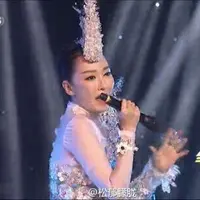 Terjadi sebuah kejadian memalukan di atas panggung. Penyanyi di Cina pegang microfon dalam posisi terbalik.