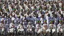 Sejumlah pengantin pria mengenakan pakaian tradisional saat berpartisipasi pada acara nikah massal di Sanaa, Yaman, 2 Desember 2021. Houthi mengadakan nikah massal untuk ribuan pasangan.  (AP Photo/Hani Mohammed)