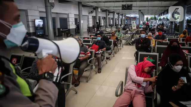 Vaksinasi di Stasiun Pasar Senen