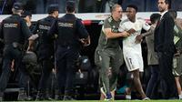 Vinicius Junior dari Real Madrid ditahan oleh staf pelatih saat terjadi keributan setelah pertandingan La Liga melawan Barcelona di Madrid, Spanyol, Minggu, 26 Oktober 2025. (AP Photo/Bernat Armangue)&nbsp;&nbsp;&nbsp;