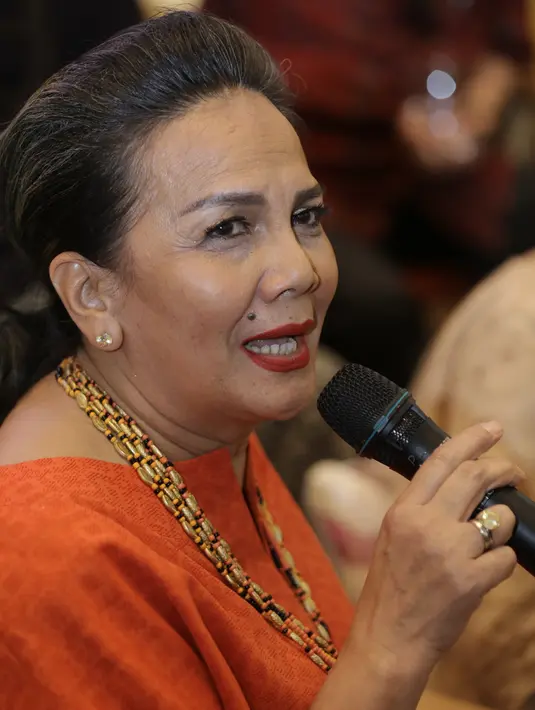 Dalam acara yang berlangsung di kawasan Kota Tua, Jakarta Barat, pada Selasa (11/4/2017), bersama Dian Sastrowardoyo dan Acha Septriasa, Christine tampil membacakan salah satu surat Kartini. (Galih W. Satria/Bintang.com)