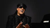 Stevie Wonder Responds to Rumors That He Can See