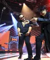 Dua grup musik papan atas, Jamrud dan Gigi duet dalam panggung The Biggest Concert Super Band. Acara digelar di Studio Penta SCTV, Kebon Jeruk, Jakarta Barat pada Rabu (5/10/2016) malam. (Adrian Putra/Bintang.com)