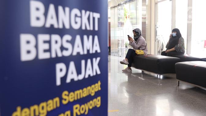 Warga menunggu untuk melakukan pengurusan pajak di kantor Pajak Sudirman, Jakarta, Selasa (25/8/2020). Kementerian Keuangan (Kemenkeu) bakal menaikkan persentase diskon angsuran pajak penghasilan ( PPh) Pasal 25. (Liputan6.com/Angga Yuniar)
