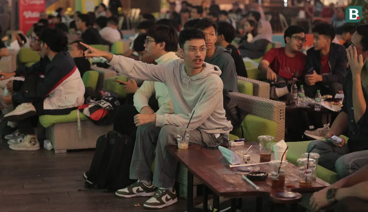 Sejumlah pendukung Timnas Indonesia U-17 memeriahkan acara nonton bareng Piala Dunia U-17 2023 di Avenue of The Stars Lippo Mall Kemang, Jakarta, Jumat (10/11/2023). (Bola.com/Adine Wirya)