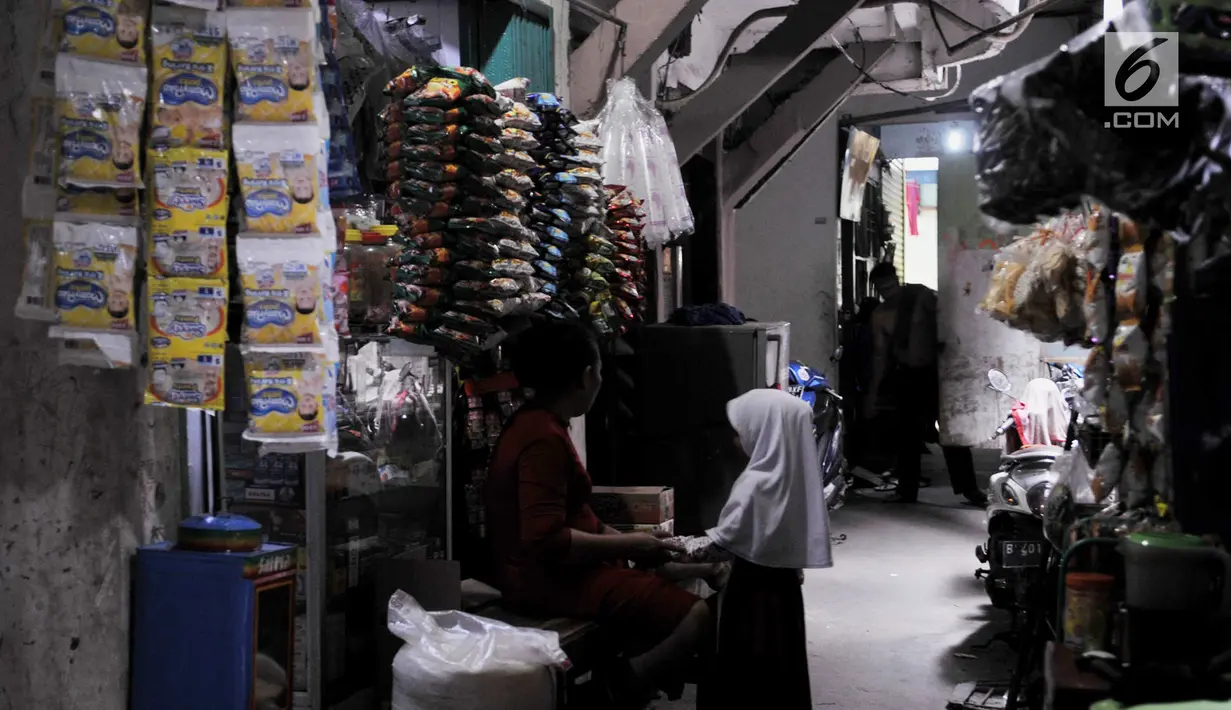 Aktivitas warga Gang Venus, Kelurahan Jembatan Besi, Kecamatan Tambora, Jakarta, Kamis (5/9/2019). Penggunaan listrik berlebihan akibat minimnya cahaya matahari yang masuk ke Gang Venus dapat memicu terjadinya kebakaran(merdeka.com/Iqbal Nugroho)