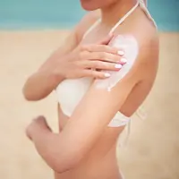 ilustrasi mengenakan sunscreen tubuh/copyright freepik.com/gpointstudio