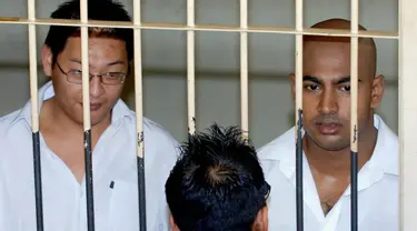 Kedua gembong narkoba 'Bali Nine' Myuran Sukumaran dan Andrew Chan meninggalkan Lapas kerobokan sekitar 05.20 Wita. Dua unit barracuda yang membawa keduanya keluar dari Lapas Kelas IIA Kerobokan, Denpasar, menuju Bandara Ngurah Rai, Bali. 