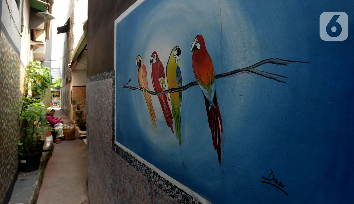 Mural menghiasi tembok rumah warga RT 02/RW 07 Kampung Warna-warni, Kelurahan Pengadegan, Jakarta Selatan, Selasa (10/12/2019). Mural di kampung ini dibuat dari dana swadaya warga setempat. (merdeka.com/Imam Buhori)