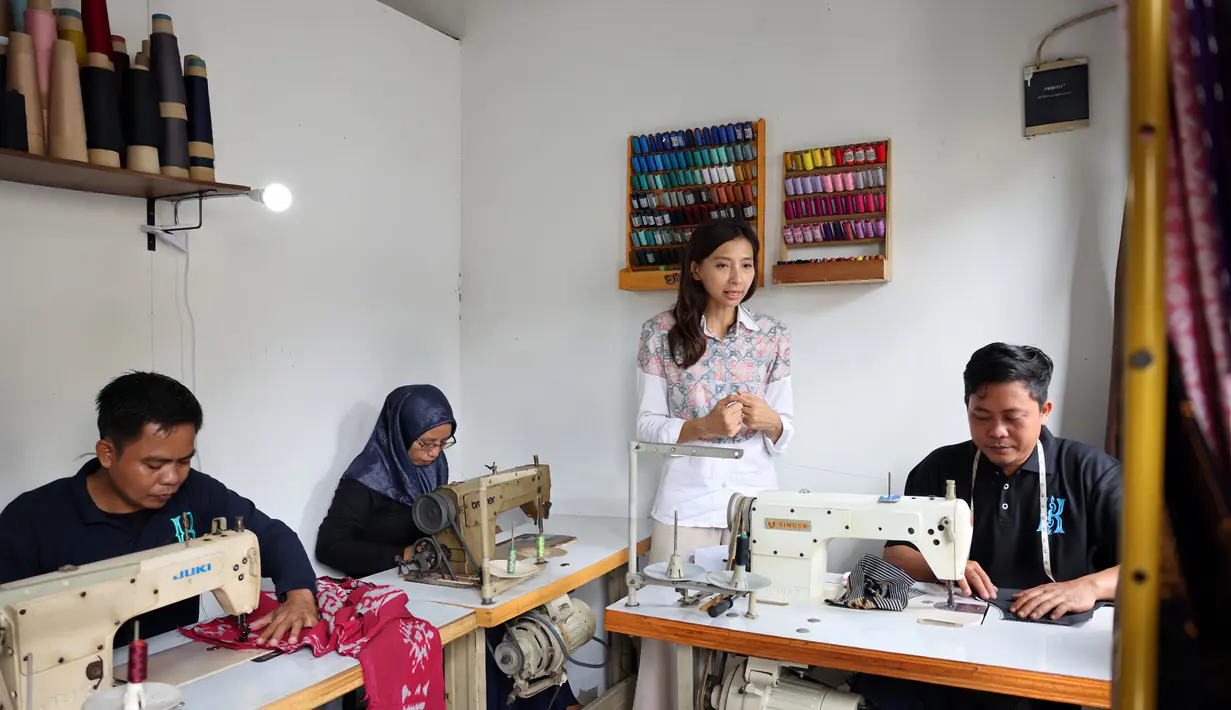 Suasana kerja di balik layar produksi Shifara. Para penjahit fokus mengerjakan setiap helai kain batik dan wastra lokal menjadi busana siap pakai bernuansa profesional.  (Foto:Dok.BRI)